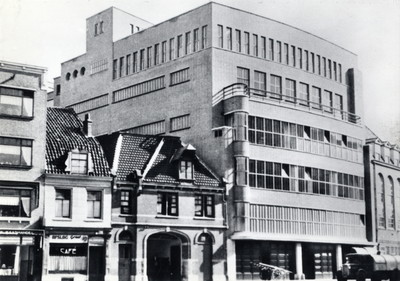 600952 Gezicht op de panden St. Jacobsstraat 7 (links) -1 (geheel rechts; Kledingmagazijn Kreymborg) te Utrecht, met in ...